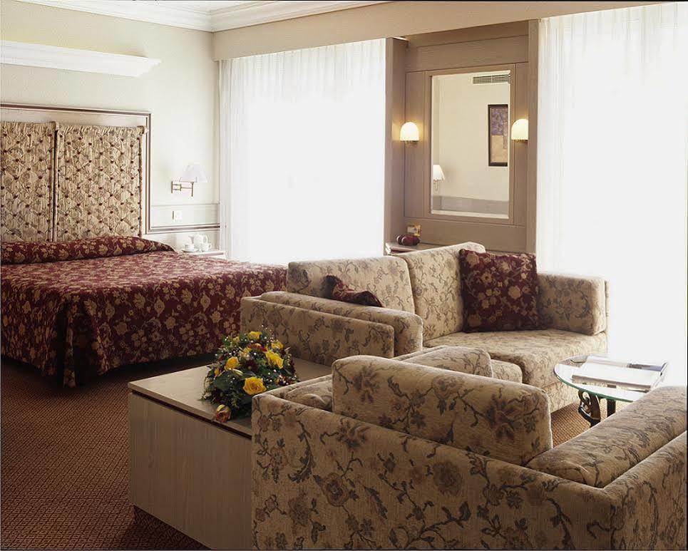 Holiday Suites Atenas Exterior foto